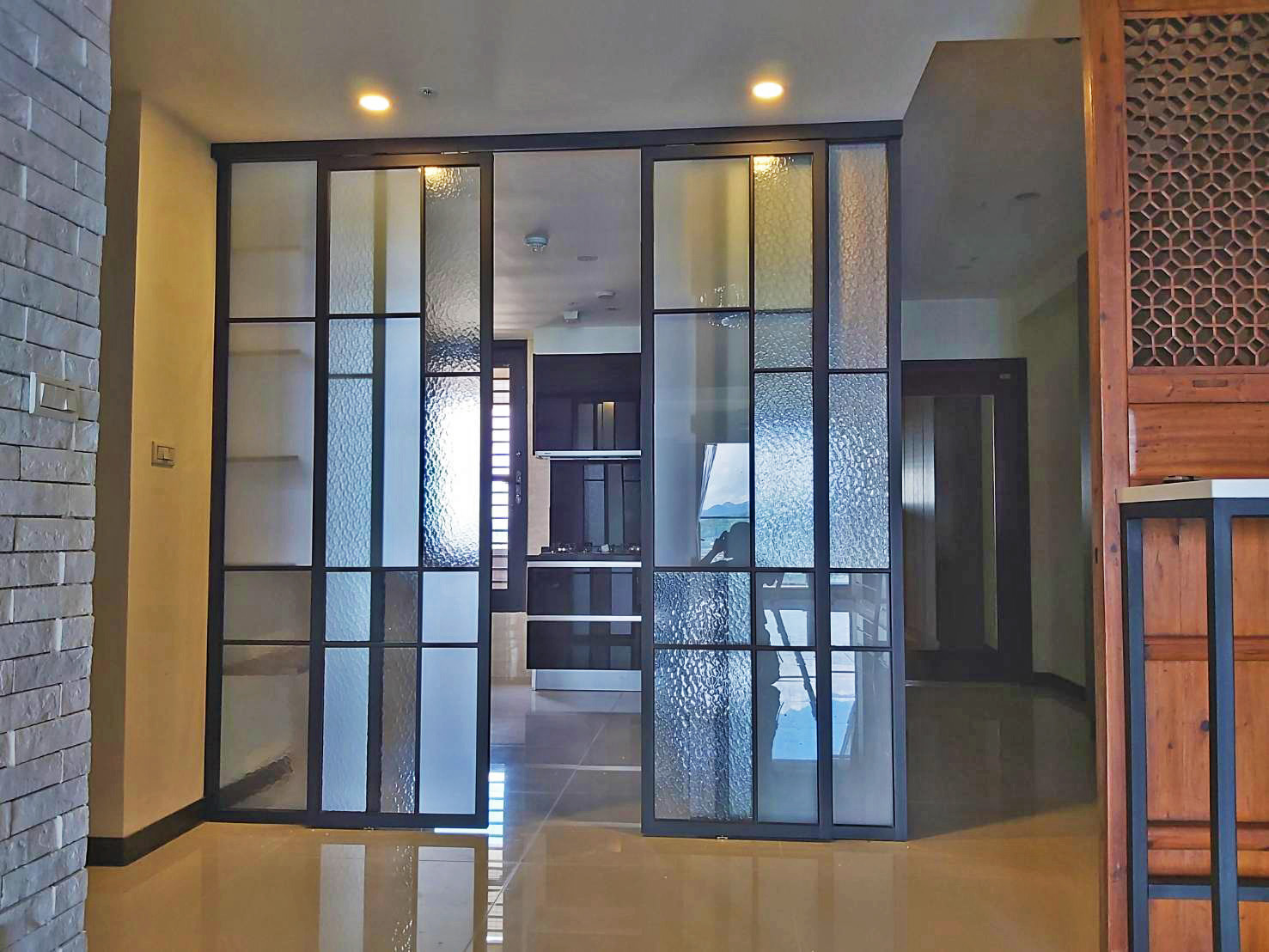 1767957526_室內門_細鋁框_黑砂色_懸吊門 (2).jpg